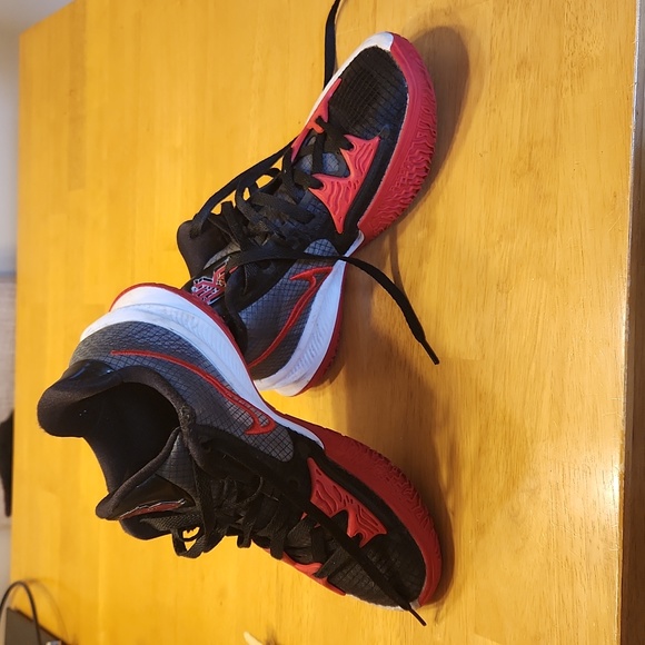 Nike size 7 very gently worn shoe less than 10 times. Pic shows tear in fabric. - Picture 2 of 4